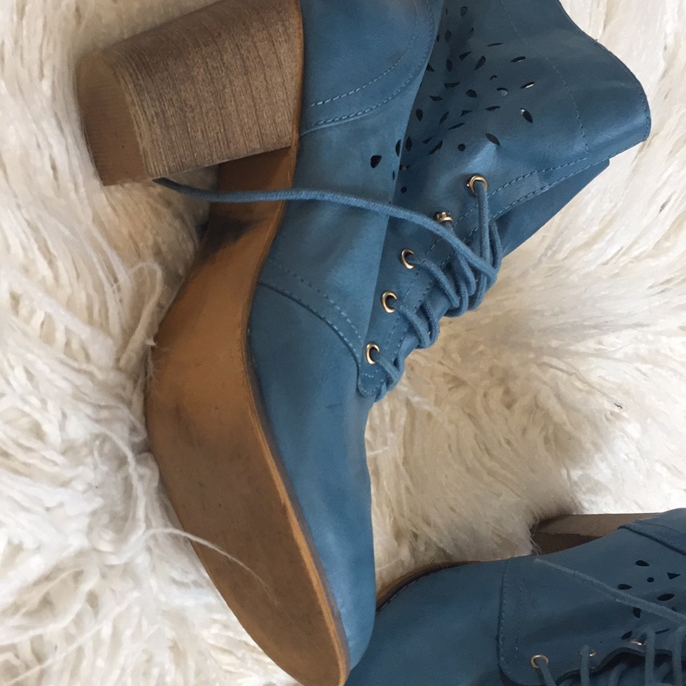 Woman’s booties - Picture 3 of 4